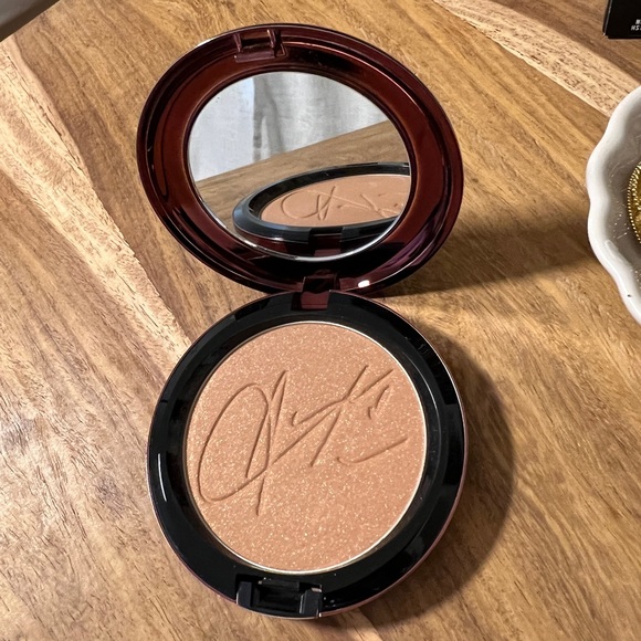 MAC x Aaliyah Baby Girl bronzing Powder - Picture 4 of 6
